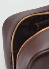 Bolso de mano de poliuretano color marrón oscuro, con doble asa para el hombro, herrajes metálicos dorados y detalle de llavero decorativo con candado y llaves.