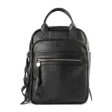 Mochila negra de cuero sintético con diseño liso, acceso con cierre, correa regulable y asas fijas. Cuenta con un compartimento principal, tres bolsillos externos con cierre y tres bolsillos internos (uno con cierre y dos abiertos).