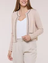 Cardigan corto azul marino de punto, con silueta entallada y largo a la cintura. Cuenta con un ribete decorativo que recorre el cuello redondo y la abertura frontal, integrando una cadena dorada en contraste. Posee bolsillos delanteros simulados y mangas largas.