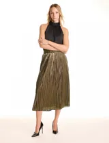 Falda plisada de la marca Liv Los Ángeles, con brillo metalizado en tonos dorados y bronces. Tiene pretina elastizada fruncida y corte evasé de largo midi, por debajo de la rodilla. Incluye forro interno.
