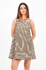 Vestido corto de lino con diseño de rayas verticales, silueta levemente evasé y calce relajado, con escote recto y breteles finos.