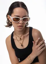 Collar dorado con cadena de eslabones y dije de candado.