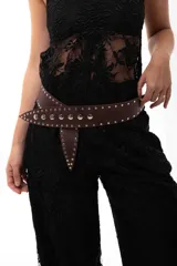 Faja de cuero marrón con diseño curvo, decorada con múltiples remaches metálicos a lo largo de toda la pieza y cierre mediante broches a presión.