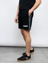 Bermuda deportiva celeste de piqué con cordón ajustable en la cintura, bolsillos laterales y logo Umbro estampado en blanco en la pierna izquierda.