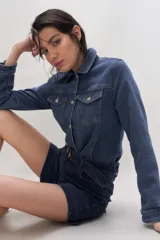 Campera de jean clásica de calce entallado, con cuello camisero, bolsillos frontales con solapa y cierre con botones metálicos.