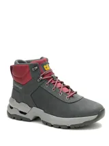 Botas de trekking Caterpillar modelo Surge Hiker, de color gris con detalles en rojo y suela robusta gris, con cordones bicolores y logo de la marca en el lateral y la lengüeta.