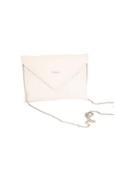 Sobre de fiesta tipo clutch, color off-white, con solapa frontal y cadena metálica fina extraíble. Presenta un diseño minimalista con logo metálico en la solapa.