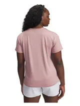 Remera deportiva Under Armour de manga corta, color rosado, con cuello redondo y logo de la marca estampado en el pecho. Presenta un diseño con aberturas laterales en el bajo y tejido elástico de secado rápido.