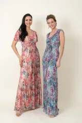 Vestido largo de gasa plisada estampada con flores, escote en V cruzado y drapeado en el busto. Tiene hilos plateados que le dan un toque de brillo.