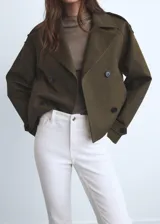 Jeans de tiro medio con diseño crop, estilo flare y bajo deshilachado, con cierre frontal de cremallera y botón, y cinco bolsillos.