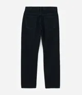 Pantalón de corte recto confeccionado en denim de algodón, con cintura tradicional y cierre de cremallera. Presenta un lavado oscuro que aporta un estilo versátil y urbano.