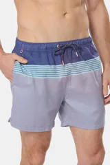 Short de baño de microfibra de secado rápido con diseño a rayas en tonos azul, celeste y rosado, con cintura elástica y cordón ajustable.
