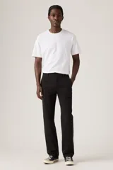 Pantalón chino de corte relajado, confeccionado en sarga de algodón resistente, con diseño de cinco bolsillos y cierre de cremallera con botón.