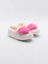 Pantuflas cerradas de tela peluda color rosa con aplique de pompón fucsia.