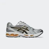 Championes Asics Gel Kayano 14 en color plateado con detalles en negro y dorado, de estilo retro inspirados en los años 2000, con capellada de malla y material sintético, y tecnología GEL en la suela.