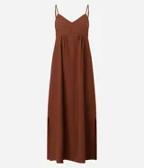 Vestido midi evasê marrón con breteles finos, escote corazón y corte en la cintura. Presenta silueta fluida con caída amplia y bolsillos laterales.