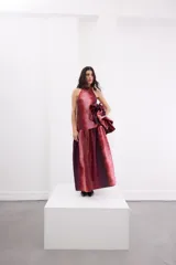 Vestido largo negro de crepe texturado con escote halter, cuello alto con volados y diseño holgado.