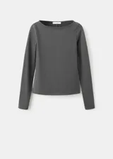 Remera de manga larga gris oscuro con escote redondo amplio y corte ajustado.