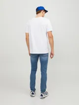 Jean de corte slim fit y tiro bajo, con diseño clásico de cinco bolsillos y cierre de botón. Confeccionado en tejido de sarga con acabado super stretch para mayor flexibilidad.