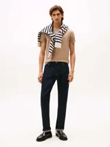 Remera color arena de algodón elástico, corte extra slim y cuello redondo. Logo de Tommy Hilfiger bordado en el pecho.