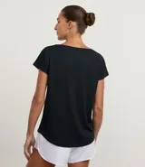 Remera deportiva celeste de microfibra texturizada, con mangas cortas y recortes en los laterales.