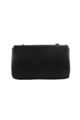 Cartera tipo bandolera de color camel, con solapa frontal, cierre magnético circular negro y detalle de aplique metálico en forma de labios. Incluye correa de cadena metálica negra.