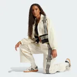 Pantalón deportivo Adidas de corte holgado en color blanco, con cintura elástica y diseño de tres tiras negras verticales en los laterales que incorporan detalles de red y el logo de la marca.