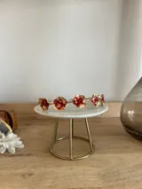 Gargantilla hecha a mano en bronce con piedras rojas y doradas.