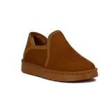 Pantuflas cerradas color marrón con interior de piel sintética.