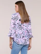 Blusa holgada de manga 3/4 con estampado paisley en tonos rosado, celeste y negro, escote en V y volados en los puños.