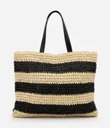 Cartera tipo saco shopper confeccionada en paja trenzada, con diseño de rayas en color natural y negro. Cuenta con asas de hombro de material sintético y cierre con cordón ajustable con detalle de concha.