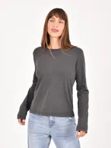 Remera blanca de manga larga con cuello redondo.
