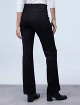 Pantalón negro de tejido elastizado con pretina ancha elastizada y largo de pierna pespunteado.