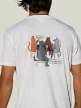 Remera blanca de manga corta con estampado en la espalda que ilustra a varios animales jugando a las cartas.