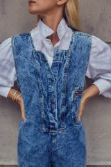 Camisa blanca de lino con cuello mao y mangas largas con frunce en los puños.