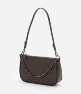 Cartera tipo baguette color marrón con textura efecto piel de serpiente. Presenta un diseño compacto con cierre de cremallera superior, una cadena decorativa frontal en tono oscuro y una correa larga ajustable y desmontable.
