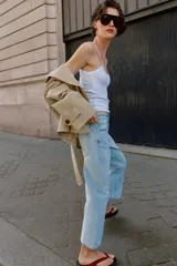 Jeans de tiro medio con cinco bolsillos, pernera recta y corte cropped. Cierre frontal con cremallera y botón.