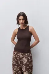 Musculosa de calce ajustado confeccionada en algodón con elastano, con escote redondo alto y textura acanalada.