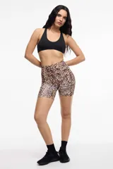 Top deportivo negro con escote en V y tirantes anchos que se cruzan en la espalda. Incluye copas removibles.