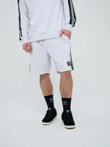 Bermuda deportiva gris melange con bolsillos laterales, cordón ajustable en la cintura y franjas laterales con el logo de la marca. Incluye el logo bordado en la pierna izquierda.