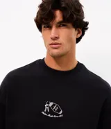 Buzo de algodón negro con felpa interna, corte boxy, cuello redondo y manga larga. Presenta un gran estampado en la espalda con la ilustración de un hotel clásico y texto en color blanco.