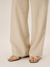 Pantalón de corte clásico y pierna recta, confeccionado en mezcla de lino, algodón, viscosa y poliéster. Cuenta con cintura elastizada.