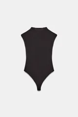 Body de tejido elástico color marrón oscuro, con cuello redondo y diseño sin mangas con hombros estructurados. Presenta cierre inferior con broches a presión.