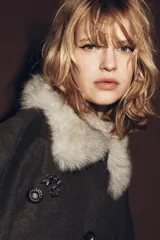 Set de tres broches metálicos con acabado envejecido. Incluye un broche en forma de flor con centro de cristales, un broche en forma de flor con pétalos cubiertos de cristales y centro de piedra roja, y un broche en forma de abeja con alas decoradas con cristales y cuerpo con piedra roja central.