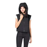 Campera larga tipo puffer color negro, con diseño acolchado, cierre frontal completo, cuello alto y capucha desmontable.
