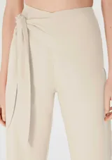 Pantalón color beige de corte recto, con cintura alta y lazo lateral.