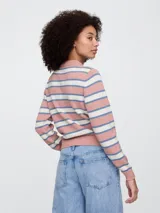 Buzo de punto de algodón con diseño de rayas horizontales en amarillo, azul y blanco. Presenta cuello redondo acanalado, mangas largas y puños y ruedo con terminación elástica.