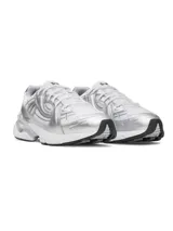 Championes deportivos Under Armour modelo UA Sola, con diseño retro y futurista. Presentan una base de malla blanca con superposiciones en tono plateado metalizado, refuerzo de TPU en el talón y entresuela de EVA acolchada para mayor comodidad.