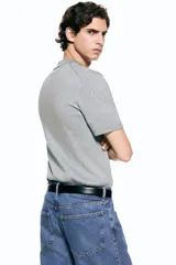 Remera polo de punto acanalado fino, con cuello clásico, medio cierre frontal y mangas cortas. Presenta un diseño entallado con bajo recto.