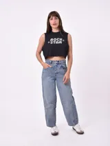 Musculosa corta negra con estampado frontal de letras blancas con estrellas.
